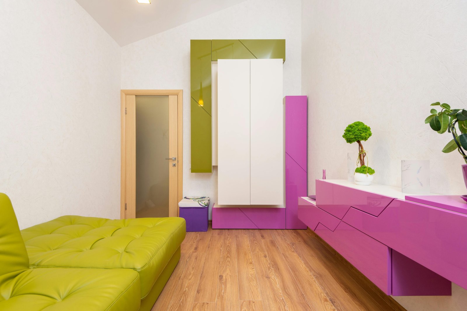 Desain kamar untuk remaja dengan warna yang colorful